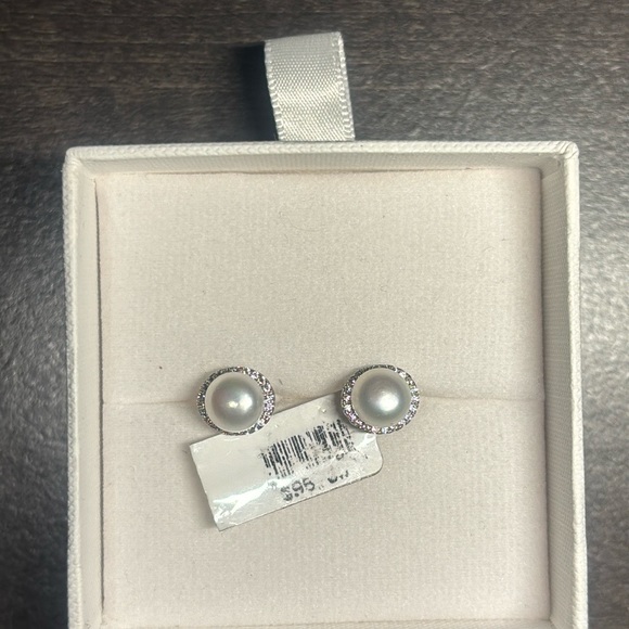 ✨Pearl Earrings✨ - Picture 2 of 3